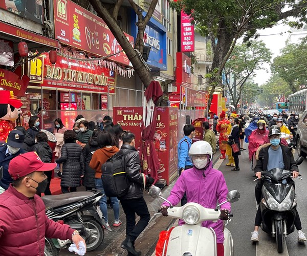 Nguoi dan Ha Noi xep hang trong gia ret mua vang ngay via Than Tai - Anh 12
