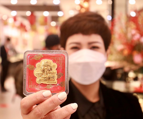 Nguoi dan Ha Noi xep hang trong gia ret mua vang ngay via Than Tai - Anh 13