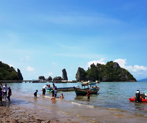 Kiên Giang: Khu du lịch Chùa Hang Hòn Phụ Tử đón hơn 23 ngàn lượt khách - Anh 1