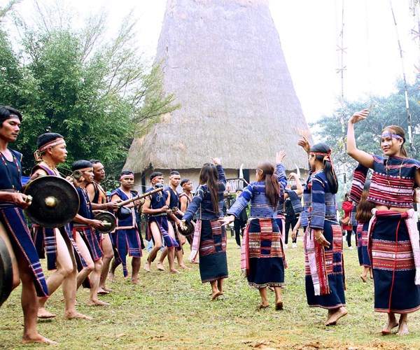 Du khách trải nghiệm các hoạt động văn hóa tại Ngày hội Sắc xuân trên mọi miền Tổ quốc - Anh 7