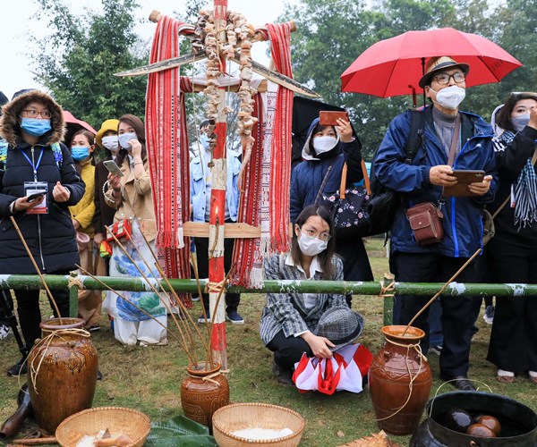 Du khách trải nghiệm các hoạt động văn hóa tại Ngày hội Sắc xuân trên mọi miền Tổ quốc - Anh 3