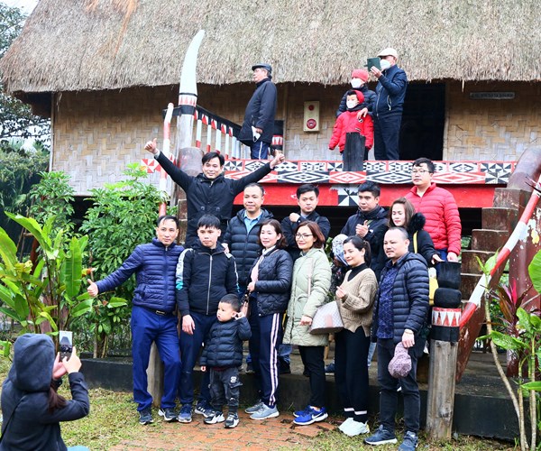 Du khách trải nghiệm các hoạt động văn hóa tại Ngày hội Sắc xuân trên mọi miền Tổ quốc - Anh 1