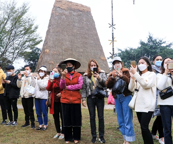 Du khách trải nghiệm các hoạt động văn hóa tại Ngày hội Sắc xuân trên mọi miền Tổ quốc - Anh 2