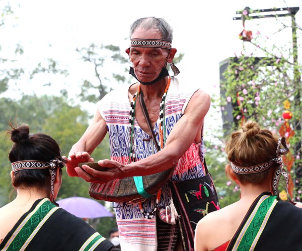 Du khách trải nghiệm các hoạt động văn hóa tại Ngày hội Sắc xuân trên mọi miền Tổ quốc - Anh 4