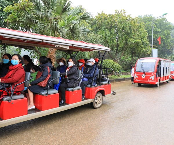 Du khách trải nghiệm các hoạt động văn hóa tại Ngày hội Sắc xuân trên mọi miền Tổ quốc - Anh 12