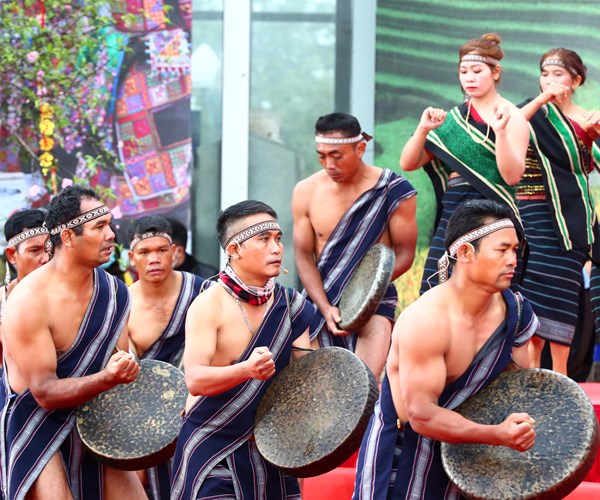 Du khách trải nghiệm các hoạt động văn hóa tại Ngày hội Sắc xuân trên mọi miền Tổ quốc - Anh 11