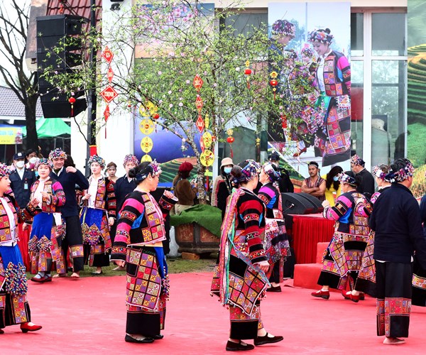 Du khách trải nghiệm các hoạt động văn hóa tại Ngày hội Sắc xuân trên mọi miền Tổ quốc - Anh 10