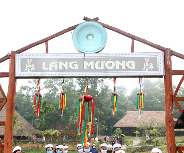 Du khách trải nghiệm các hoạt động văn hóa tại Ngày hội Sắc xuân trên mọi miền Tổ quốc - Anh 5