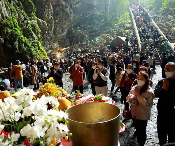 Chua Huong khong un tac trong ngay khai hoi - Anh 6