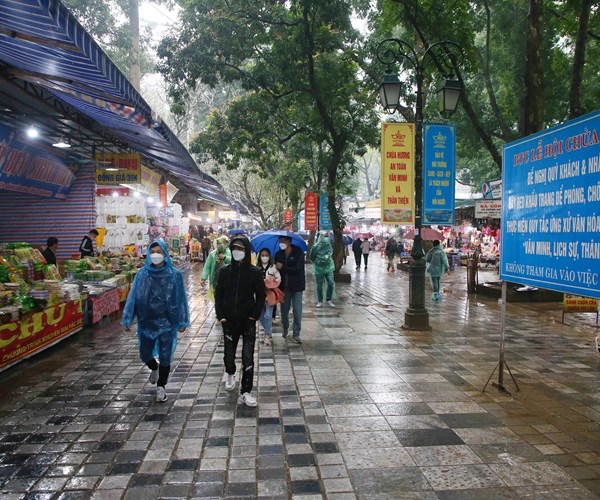 Chua Huong khong un tac trong ngay khai hoi - Anh 1