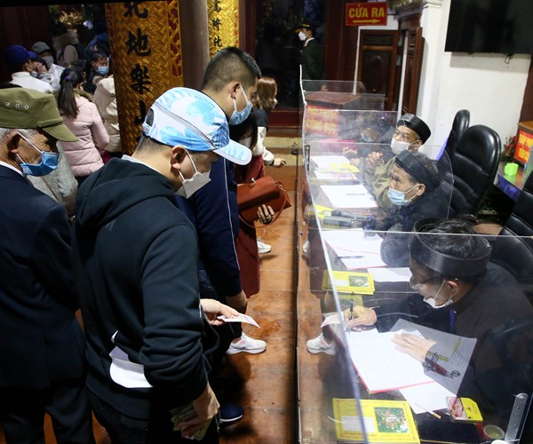 Chua Huong khong un tac trong ngay khai hoi - Anh 2