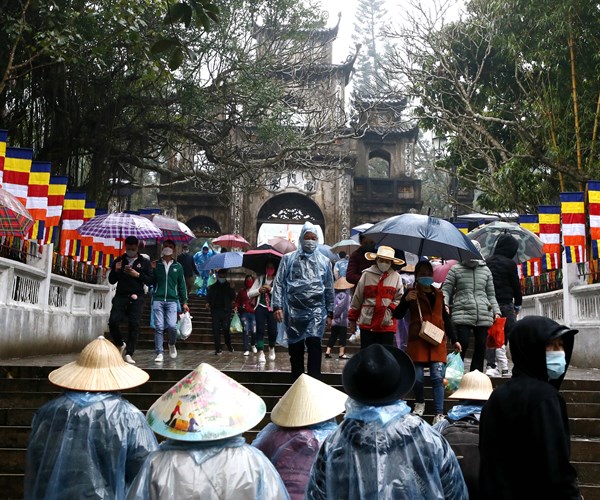 Chua Huong khong un tac trong ngay khai hoi - Anh 8