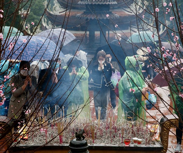 Chua Huong khong un tac trong ngay khai hoi - Anh 9