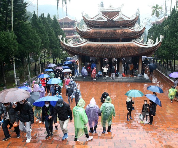 Chua Huong khong un tac trong ngay khai hoi - Anh 10