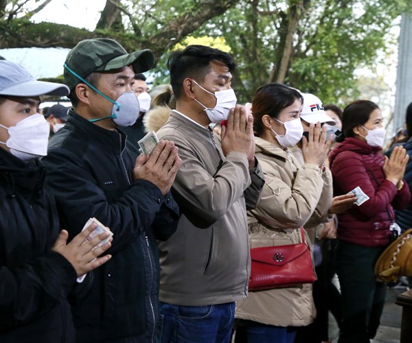Chua Huong khong un tac trong ngay khai hoi - Anh 12