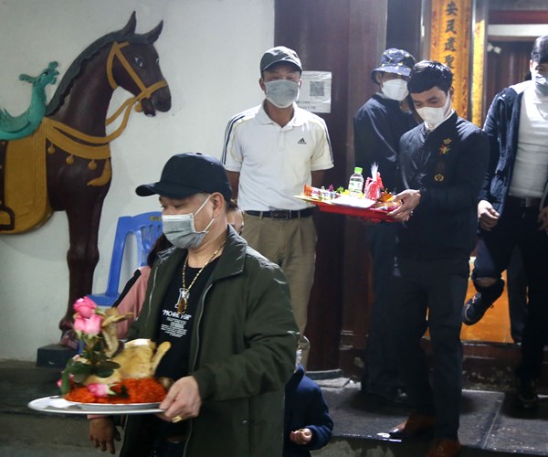 Chua Huong khong un tac trong ngay khai hoi - Anh 14