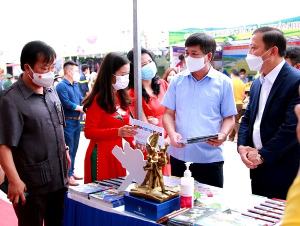 Trung bay, quang ba san pham du lich tai Le hoi Hoa Ban 2022 - Anh 2