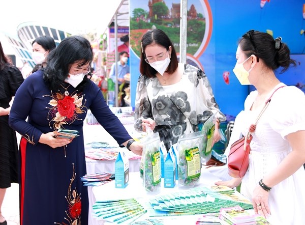 Trung bay, quang ba san pham du lich tai Le hoi Hoa Ban 2022 - Anh 3