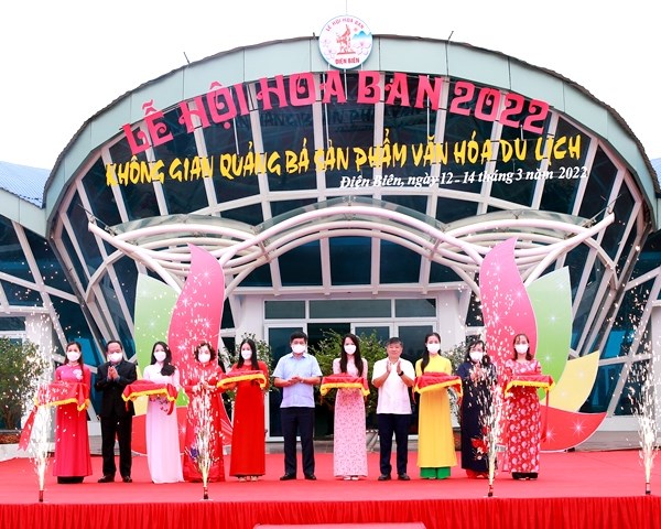 Trung bay, quang ba san pham du lich tai Le hoi Hoa Ban 2022 - Anh 1