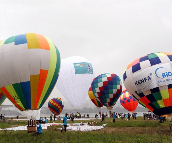 Trai nghiem thu vi voi khinh khi cau bay giua long Ha Noi - Anh 2
