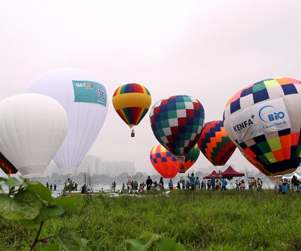 Trai nghiem thu vi voi khinh khi cau bay giua long Ha Noi - Anh 3