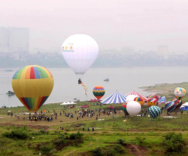 Trai nghiem thu vi voi khinh khi cau bay giua long Ha Noi - Anh 4