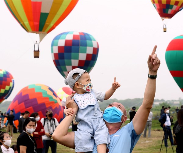 Trai nghiem thu vi voi khinh khi cau bay giua long Ha Noi - Anh 11