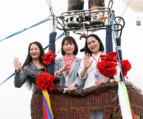 Trai nghiem thu vi voi khinh khi cau bay giua long Ha Noi - Anh 12