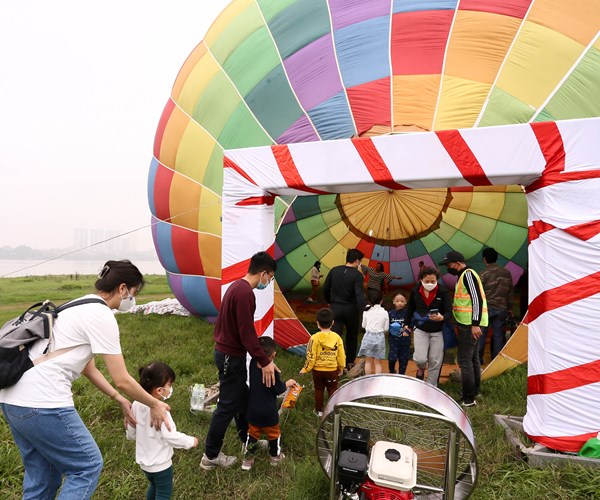 Trai nghiem thu vi voi khinh khi cau bay giua long Ha Noi - Anh 13