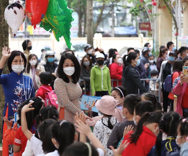 Hà Nội ngày đầu học sinh tiểu học, lớp 6 đi học trở lại - Anh 1