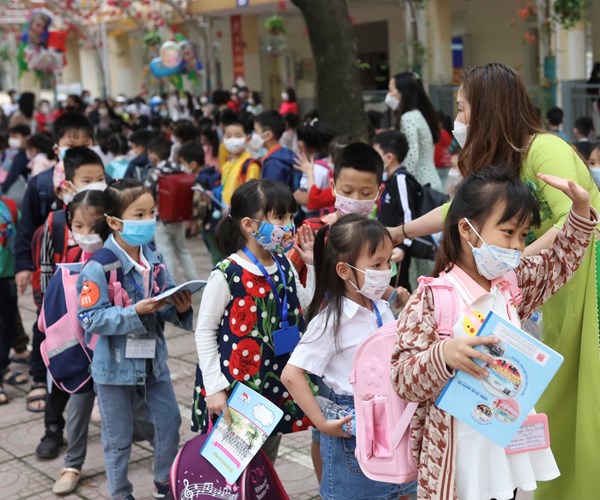 Hà Nội ngày đầu học sinh tiểu học, lớp 6 đi học trở lại - Anh 2