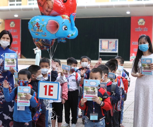 Hà Nội ngày đầu học sinh tiểu học, lớp 6 đi học trở lại - Anh 4