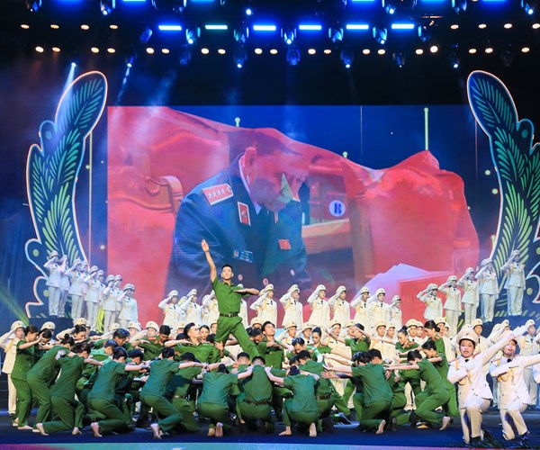 Tự hào, xúc động với “60 năm vang mãi bản hùng ca” - Anh 2