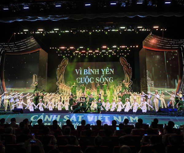 Tự hào, xúc động với “60 năm vang mãi bản hùng ca” - Anh 3
