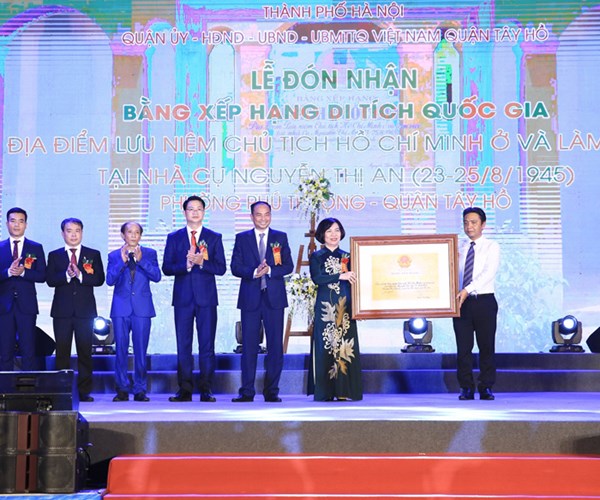 Quận Tây Hồ đón Bằng di tích quốc gia nơi Bác Hồ ở và làm việc - Anh 1