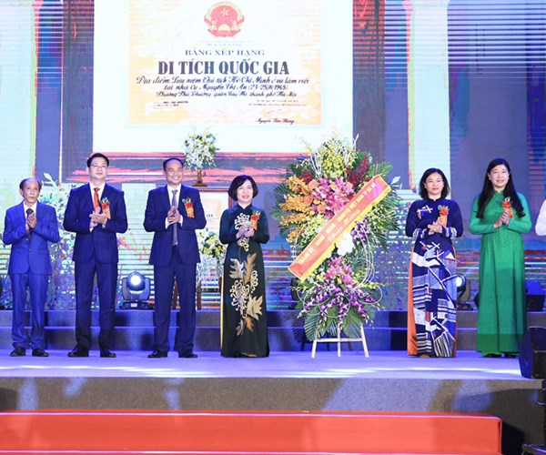 Quận Tây Hồ đón Bằng di tích quốc gia nơi Bác Hồ ở và làm việc - Anh 2