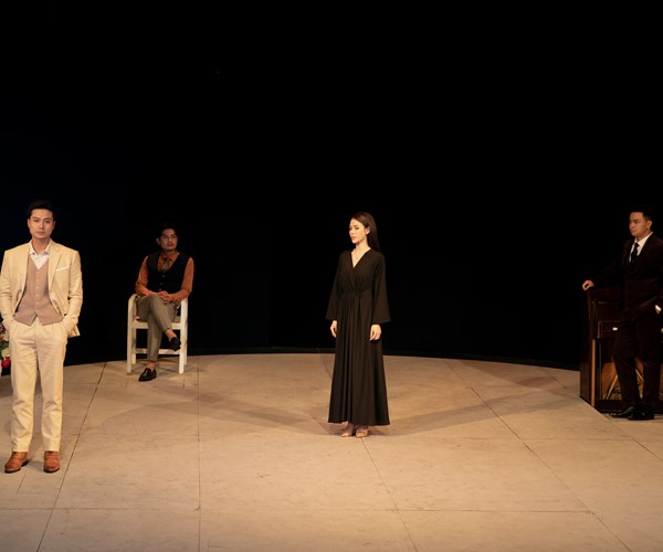 Vở kịch Hedda Gabler : Tiếp cận kịch kinh điển qua cách làm mới - Anh 1