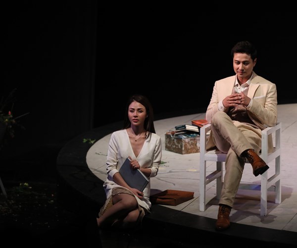 Vở kịch Hedda Gabler : Tiếp cận kịch kinh điển qua cách làm mới - Anh 4