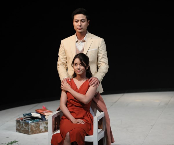 Vở kịch Hedda Gabler : Tiếp cận kịch kinh điển qua cách làm mới - Anh 5
