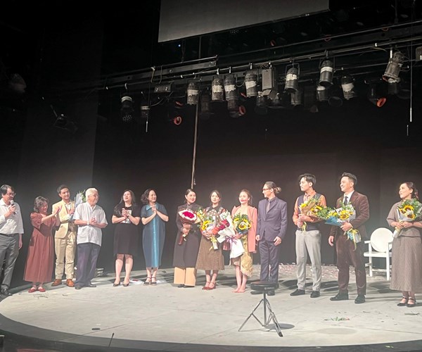 Vở kịch Hedda Gabler : Tiếp cận kịch kinh điển qua cách làm mới - Anh 6