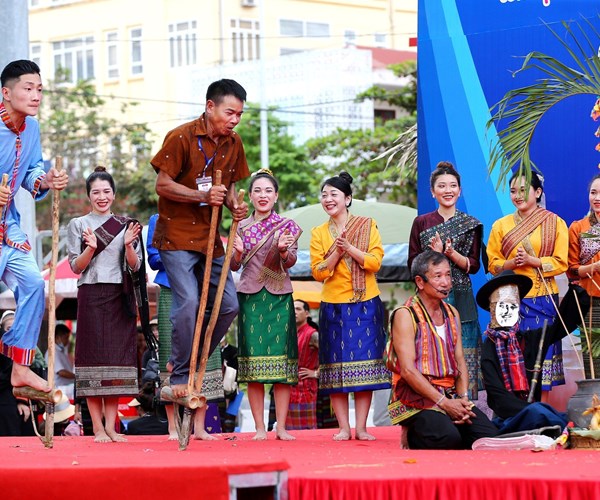 Sắt son nghĩa tình đồng bào các dân tộc vùng biên giới Việt - Lào - Anh 6