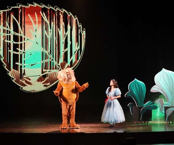 Nhạc kịch Alice in Wonderland: Thay đổi để tạo sự hấp dẫn - Anh 3