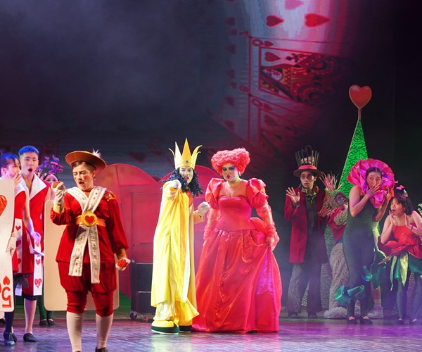 Nhạc kịch Alice in Wonderland: Thay đổi để tạo sự hấp dẫn - Anh 4