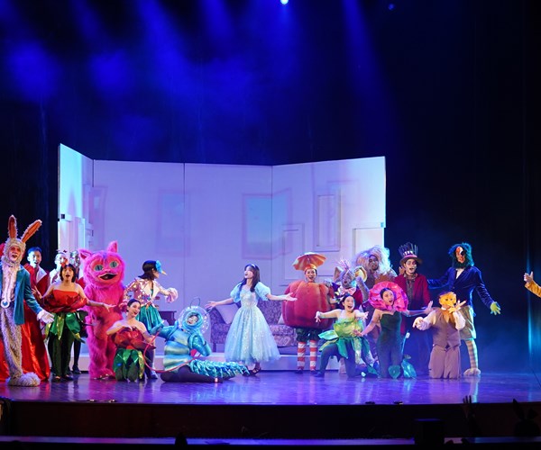 Nhạc kịch Alice in Wonderland: Thay đổi để tạo sự hấp dẫn - Anh 1