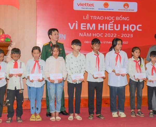 Điện Biên: Trao học bổng 