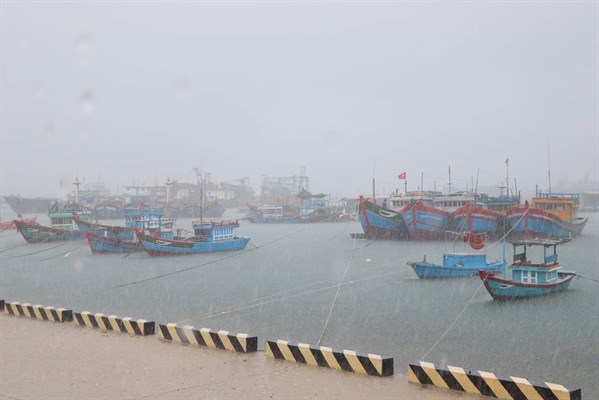Tăng cường đảm bảo an toàn tàu thuyền ứng phó với bão số 6 - Anh 1