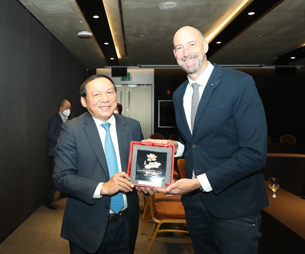 Bộ trưởng Nguyễn Văn Hùng tiếp kiến Chủ tịch Ủy ban Olympic Quốc tế - Anh 4