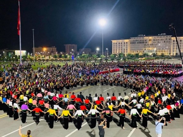 20h tối nay, khai mạc 