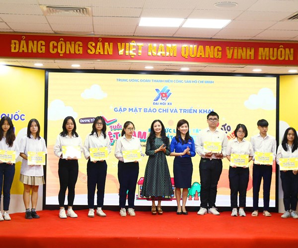Nhiều hoạt động rèn luyện các giá trị tốt đẹp cho học sinh THPT - Anh 2