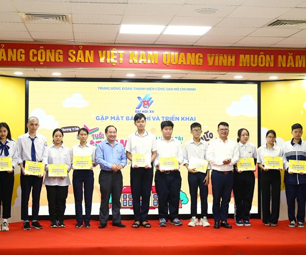 Nhiều hoạt động rèn luyện các giá trị tốt đẹp cho học sinh THPT - Anh 3